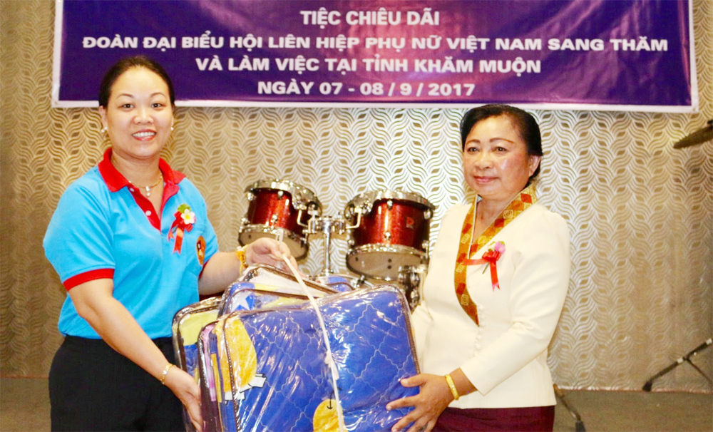 Thắm tình đoàn kết phụ nữ Việt Nam - Lào